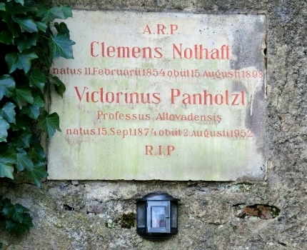 Náhrobní deska na hřbitově Gemeindefriedhof v Heiligenkreuz