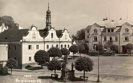 Na pohlednici z roku 1941 vykukuje rodný dům čp. 2 vpravo od radnice za hotelem Ertl, v té době tam stále žila sestra Sofie