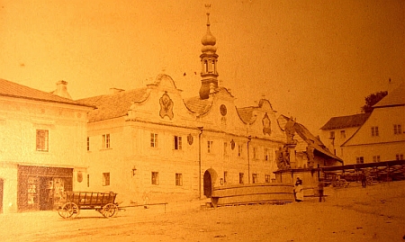 Dům rodiny Panniovy je tu na starém snímku zachycen za kašperskohorskou radnicí - je to ta vysoká budova vzadu a Sofie Panniová v ní žila až do vysídlení