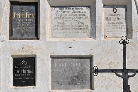 Dva snímky ze hřbitova v Kašperských Horách s náhrobky několika příslušníků rodiny Kreussovy, z níž pocházela jeho žena - naproti tomu místu stával Panniho hrob s prostým dřevěným křížem a tújí vedle něho