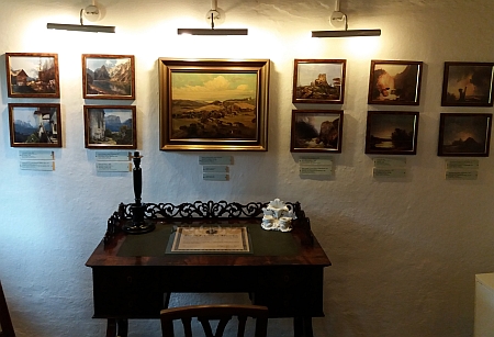 Stifterův malířský stojan a ukázky jeho maleb, jak jsou vystaveny ve spisovatelově rodném domě v Horní Plané