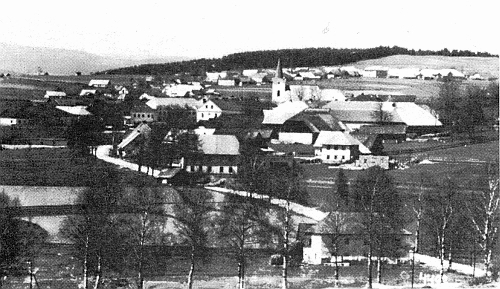 Pěkná na staré fotografii, rodný dům je ten světlý uprostřed vpravo se třemi okny v přízemí i v patře