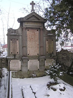 Hrobka rodiny Pascherů a nápis na náhrobní desce Karla Paschera von Osserburg na stříbrském hřbitově