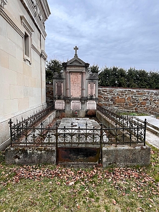 Hrobka rodiny Pascherů a nápis na náhrobní desce Karla Paschera von Osserburg na stříbrském hřbitově