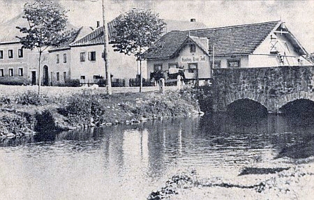 Kdysi Hůrkou tekl do Vltavy pod tímto kamenným mostem Jelmský potok (Reith či Melmer Bach),
ústící dnes do Lipenského jezera pod jménem Ostřice (viz i Gustav Stifter)