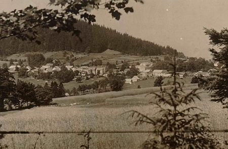 Rodné České Žleby na pohlednici českokrumlovského fotografa Josefa Wolfa