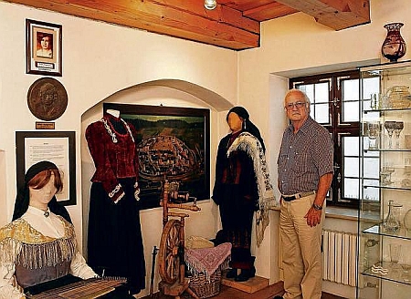 V expozici "Heimatmuseum Niemes-Prachatitz" v Ingolstadtu v roce 2013 (viz i Ria Mertlová)