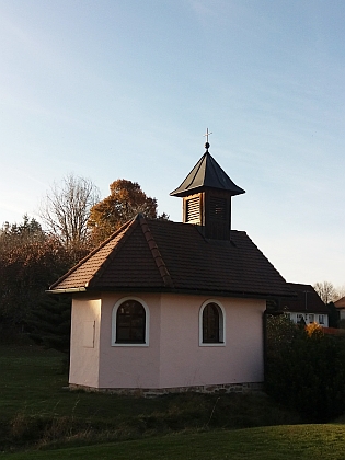Jedno z původních stavení ve Vyšovatce a nově postavená kaple