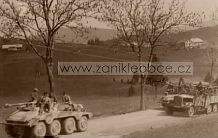 Ústupová kolona německé armády u Silnice v květnu 1945