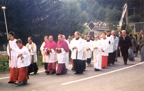 První procesí z Bavorské Železné Rudy do té "české" 8. září roku 1990, vedené tehdy novým českobudějovickým biskupem
    Miloslavem Vlkem a biskupem Manfredem Müllerem z bavorského Řezna