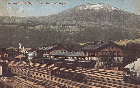 Pohlednice (1909) Josefa Seidela s nádražím v Železné Rudě, tehdy na hranici Německa a Rakouska-Uherska, s Javorem v pozadí