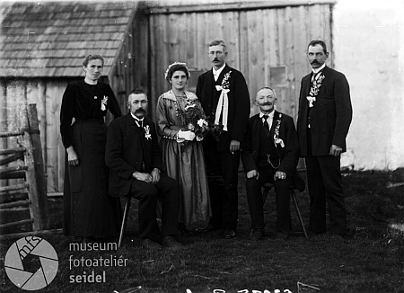 Dvě svatební fotografie rodičů z českokrumlovského fotoateliéru Josefa Seidela, pořízené 19. října roku 1921 zřejmě přímo v Řasnici (Pumperle) u čp. 24