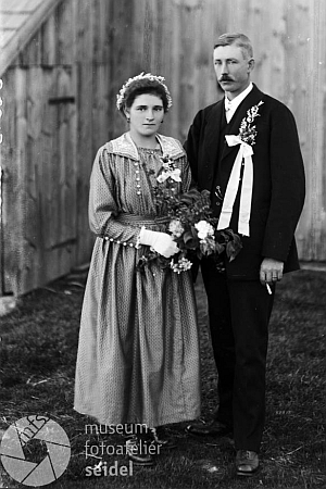 Dvě svatební fotografie rodičů z českokrumlovského fotoateliéru Josefa Seidela, pořízené 19. října roku 1921 zřejmě přímo v Řasnici (Pumperle) u čp. 24