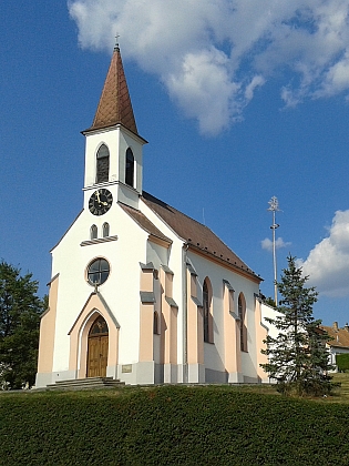 Novogotická kaple Panny Marie na návsi ve Starých Hodějovicích