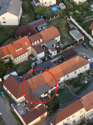 Letecký snímek bloku hodějovických domů s označeným čp. 13