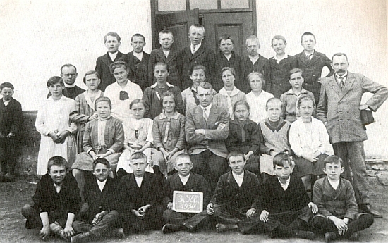 Tady se na jedné školní fotografii z roku 1930 sešli ve Zbytinách děkan Eduard Pechtl (s kolárkem stojící vlevo při zadní řadě), Pepi Luksch (v zadní řadě druhý zprava), vpravo stojí s knírkem pan řídící učitel Franz Petter