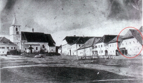 Na starém snímku náměstí v Horní Plané je označen už nestojící rodný dům čp. 6 (byl na to místě více než 400 let, stržen byl roku 1894)