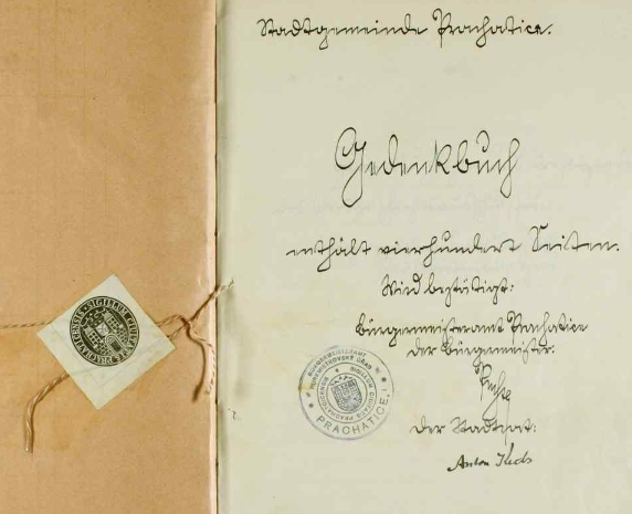 Titulní list prachatické "pamětní knihy obecní", podepsaný jeho otcem - místní jméno Prachatice je psáno česky, byť německým kurentem