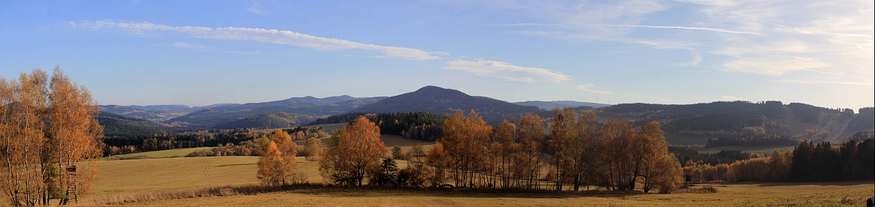 Panoramatický pohled na kraj mezi Lipnem a Vyšším Brodem na podzim 2013 - hora Luč je uprostřed