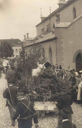 Dva Seidelovy snímky z oslav 600 let Kašperských Hor v roce 1930, kdy mu byly tři roky