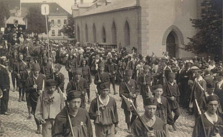 Dva Seidelovy snímky z oslav 600 let Kašperských Hor v roce 1930, kdy mu byly tři roky