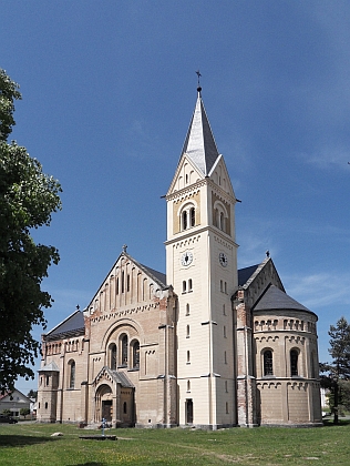 Kostel sv. Josefa v Úhercích, kde byl pokřtěn farářem Alexandrem Oswaldem (1866-1952)