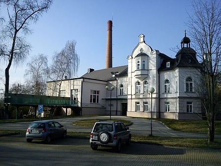 Vila Pernerových a přilehlá slévárna zvonů za Suchým Vrbným na snímcích z roku 2014 - sídlí zde hotel a sportovní centrum, ale název "Zvonárna" je zachován