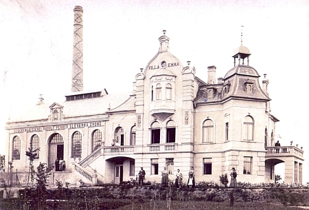 Novostavba Pernerovy zvonárny na snímku pořízeném krátce po roce 1904 - nad vchodem do slévárny vidíme repliku domovního štítu z Kněžské ulice