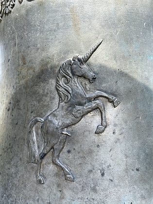 Dílem Rudolfa (IV.) Pernera je i zvon na vyhlídce nad Hojnou Vodou v Novohradských horách s jednorožcem, kterého má obec ve znaku