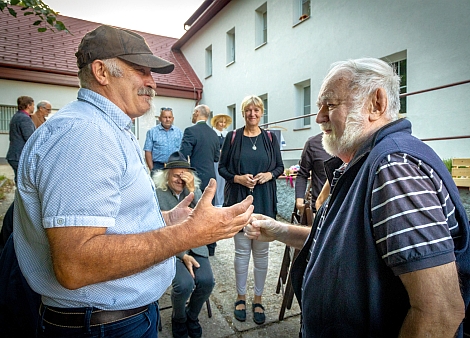Setkání při odhalení pamětní desky hornoplánského Šumavského muzea v červenci 2026 - vpravo Jan Mareš, uprostřed jeho dcera Adéla, za jejím ramenem vykukuje Zdena Mrázková a vedle v klobouku sedí Jiří Hůlka