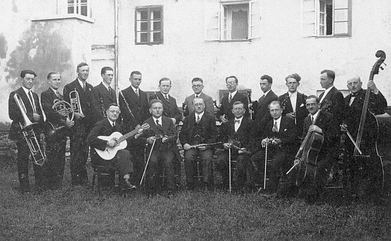 Mezi členy frymburského hudebního sdružení (Musikverein) je na snímku
z roku 1936 on tím sedícím druhým odleva