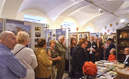 Tady provází návštěvníky prostorami Böhmerwaldmuseum ve Vidni