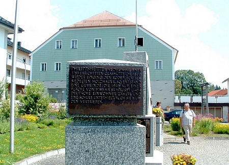 Památník vyhnanců ve farní obci Mauth, jehož zřízení byl nápomocen (klikněte na obrázek pro detaily nápisů a překlady textů)