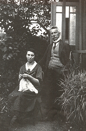 Se svou druhou ženou Giselou, roz. Kratzovou, před vilou Abendfrieden ve Vimperku (viz níže)