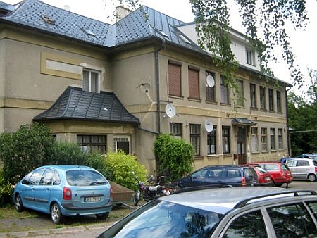 Někdejší škola v Předních Hamrech