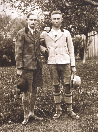 Tady stojí se světlým kloboukem v ruce vpravo na snímku, zachycujícím ho s hajným Franzem Kriegem v Krásné Hoře