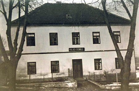 Glöckelberská obecná škola, vystavěná roku 1838