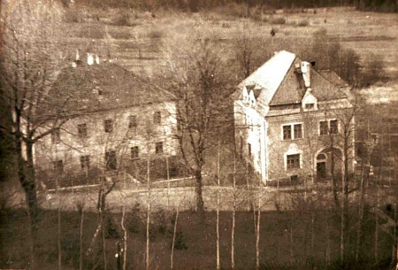 Ještě roku 1965 je ze snímku pořízeného "pohraničníkem" z kostelní věže patrno, že škola i fara vedle ní vpravo ve Zvonkové dosud stály