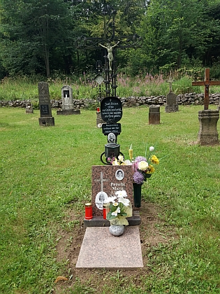 ... a jeho rodičů na hřbitově ve Zvonkové, kde byl v roce 2018 pohřben i on