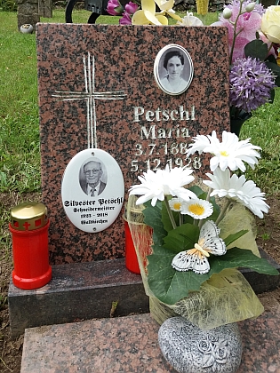 Obnovený hrob jeho rodičů na hřbitově ve Zvonkové, kde byl v roce 2018 pohřben i on