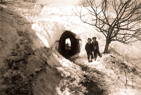 Tunel ve sněhové závěji v Glöckelbergu z března 1923, kdy se tu narodil
