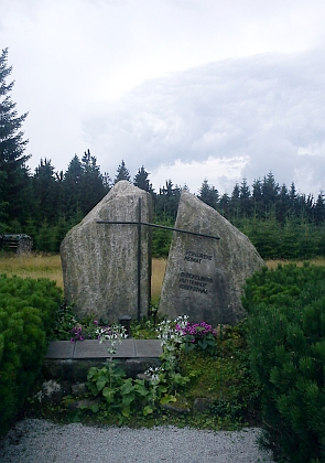 Památník vyhnanců z někdejší Zvonkové, Huťského Dvora a Josefodolu v Schöneben
