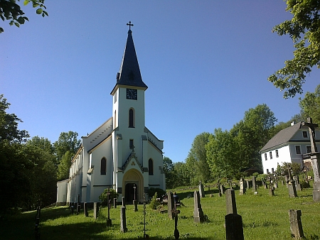 Kostel a hřbitov ve Zvonkové v létě 2014