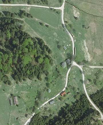 Rodná rakouská ves Schwarzau, pouhý kousek na východ od Žofína, na leteckých snímcích z let 1952 a 2008
