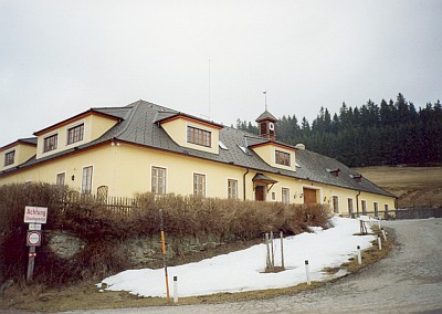 Schwarzauer Hof a kaplička při něm u Schwarzau