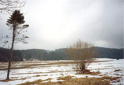 Tady v lukách u Schwarzau pramení Černá