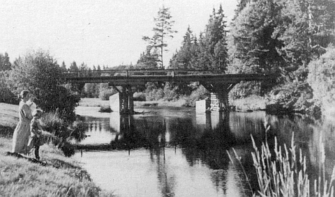 Soumarský most, kde byla roku 1945 zastřelena jeho sestra, na staré fotografii