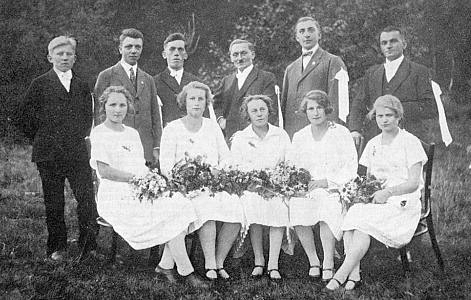 Na sestřině svatbě roku 1927 (stojící třetí zprava)