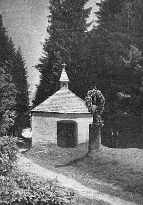 Kaple sv. Anny na Hladovém vrchu (Hüttenberg), znovuvysvěcená v září 1995, na starém snímku a dnes