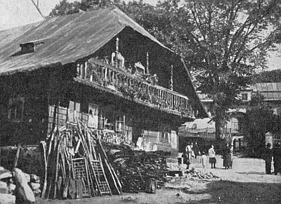 Starý, dnes zbořený Gerl-Sattler-Haus v Železné Rudě,
v pozadí "zámeček"